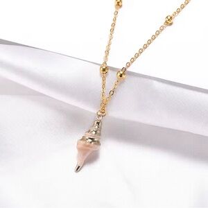 🫧Dainty Gold and light pink/beige SeaShell Pendant Necklace🫧
